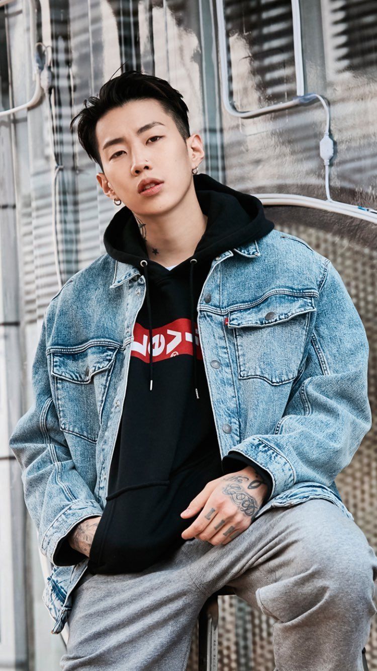 jay park sueter negro y chamarra de mezclilla