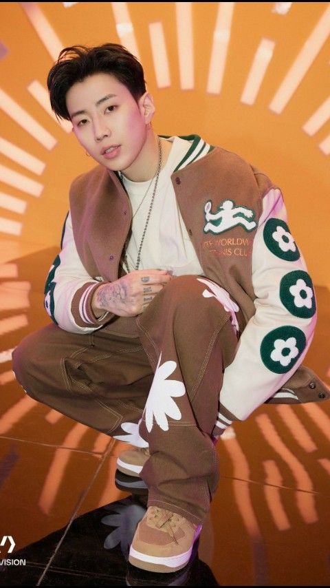 jay park chamarra universitaria y fondo naranja