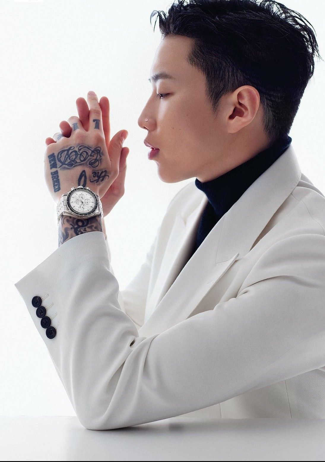 jay park sueter negro y saco color blanco