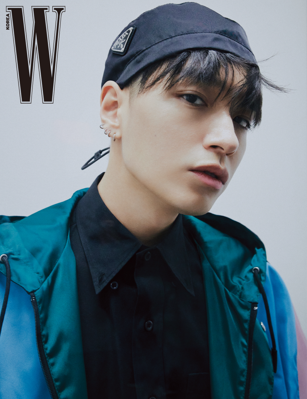 simon dominic con gorra y chamarra azul